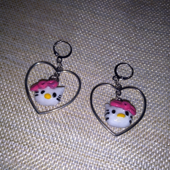 Hello kitty dangle heart earrings - Picture 1 of 2